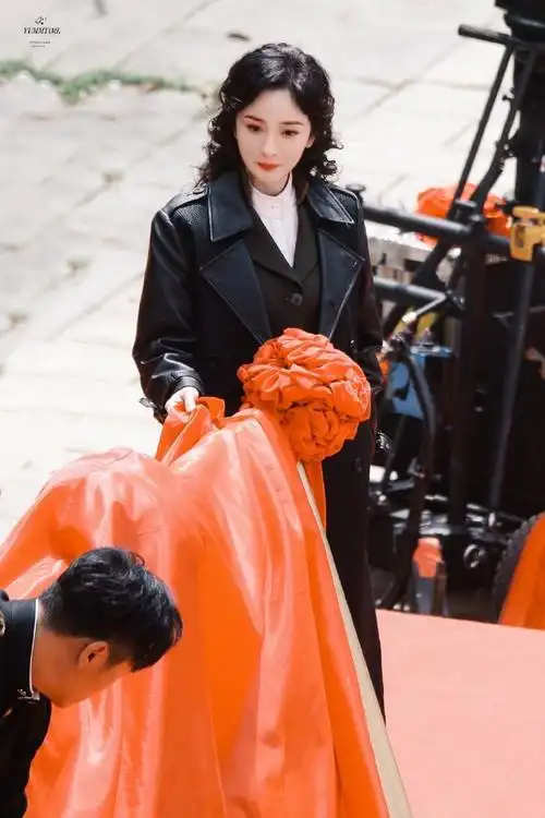 杨幂新剧民国风军装造型路透