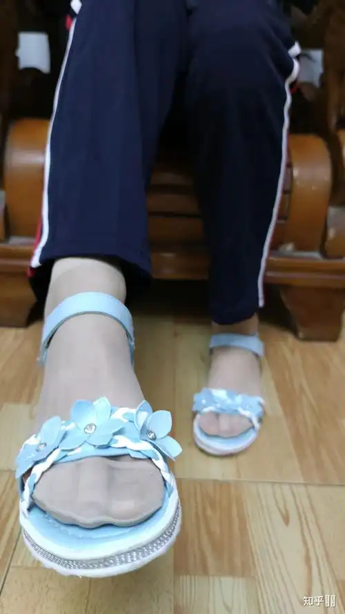 如何评价凉鞋配丝袜这种搭配