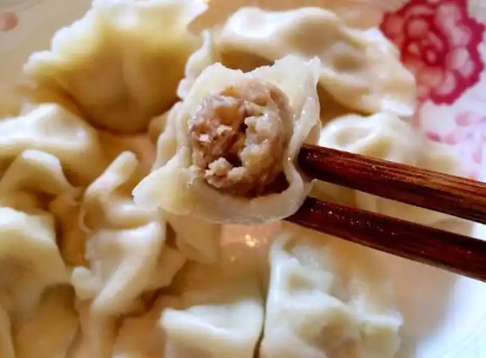 包肉馅饺子时,调馅到底需要加水吗?这一步做不对,饺子口感很差