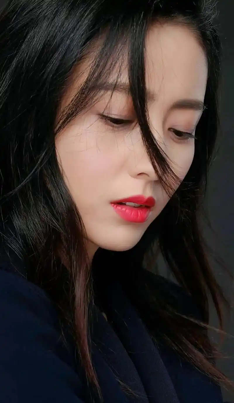 佟丽娅,1984年出生于新疆伊犁,内地演员,首届新疆 - 抖音