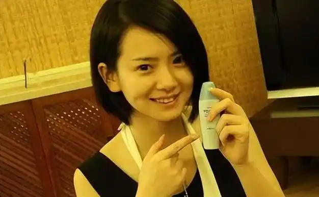 戚薇大胆写真震撼娱乐圈,火辣身材引发热议:这谁顶得住啊!