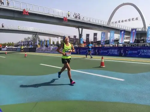 昨天衡马,这女跑者穿拖鞋跑了3小时22分,她的最好成绩是3小时12分