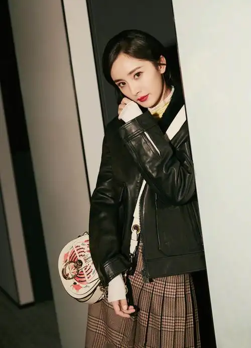 杨幂厉害了,彩虹色毛衣少女感十足,长腿配短裙美得过分