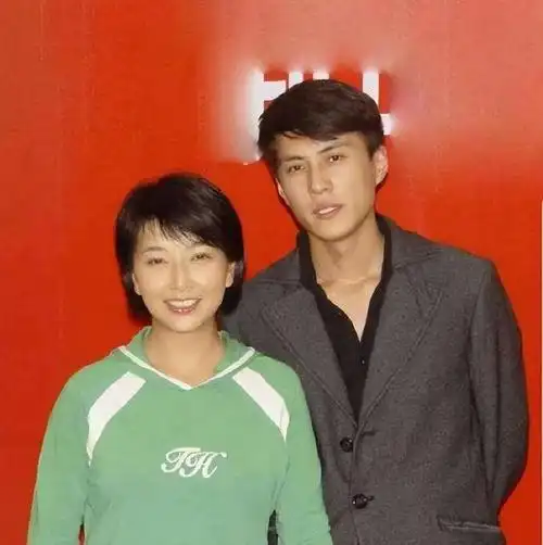 风情女人江珊:四度爱上硬汉,与靳东意难平,现与老公幸福美满