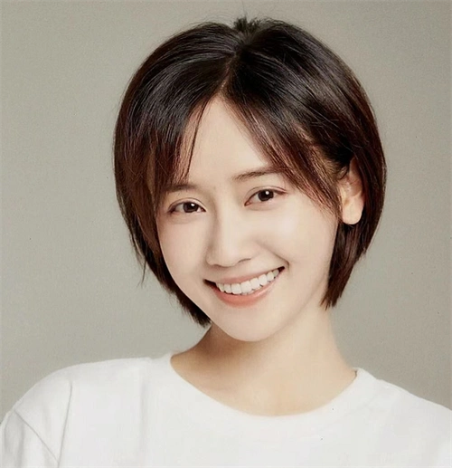 最新职场女生短发 干练利落炒鸡减龄_职场发型 - 美发站