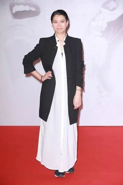 袁咏仪气质没得挑一袭斜肩长裙优雅大气出席活动好端庄