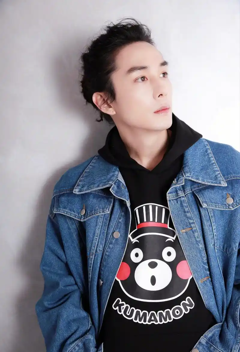 当胡歌吴亦凡这些男明星扎起小辫子时,陈坤还是留短发吧