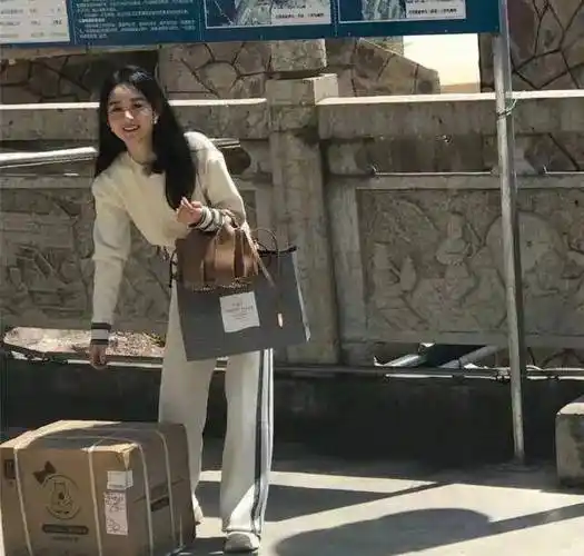 原创赵丽颖产后首档综艺节目路透糊图产后变得这么洋气