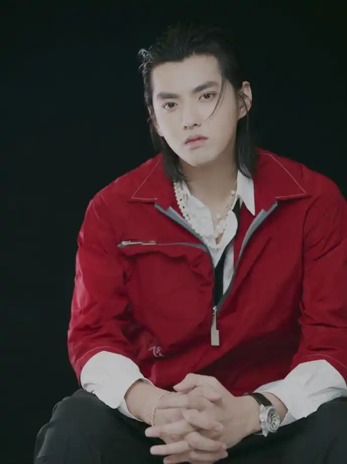 吴亦凡齐肩长发潇洒随性 珍珠项链点缀红色夹克精致时尚