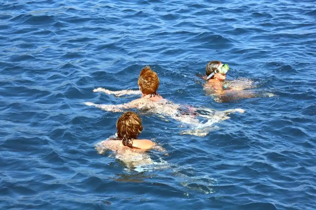 在爱琴海的人,在海里游泳的人