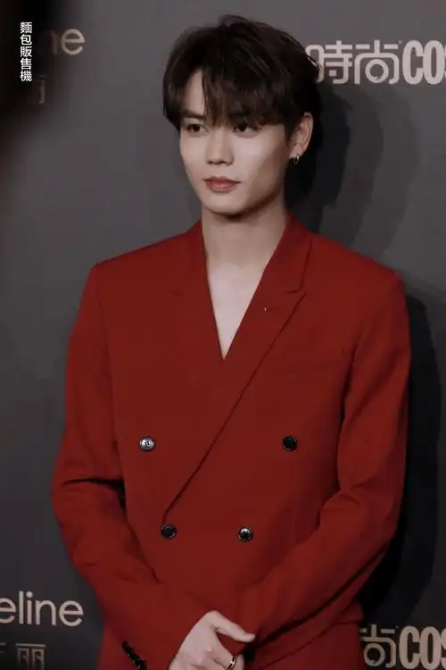 cosmo时尚美丽盛典##林彦俊枫叶红真空西装