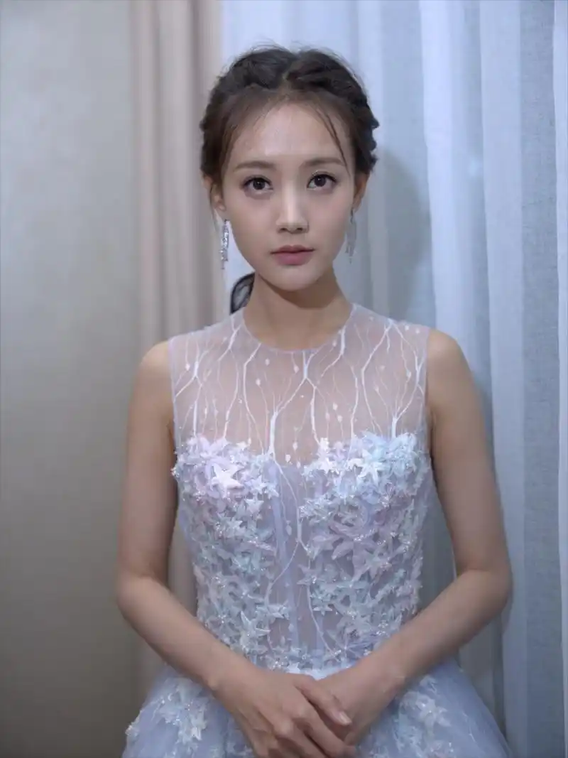 李一桐的高清对脸照,真是特别干净,美到窒息.