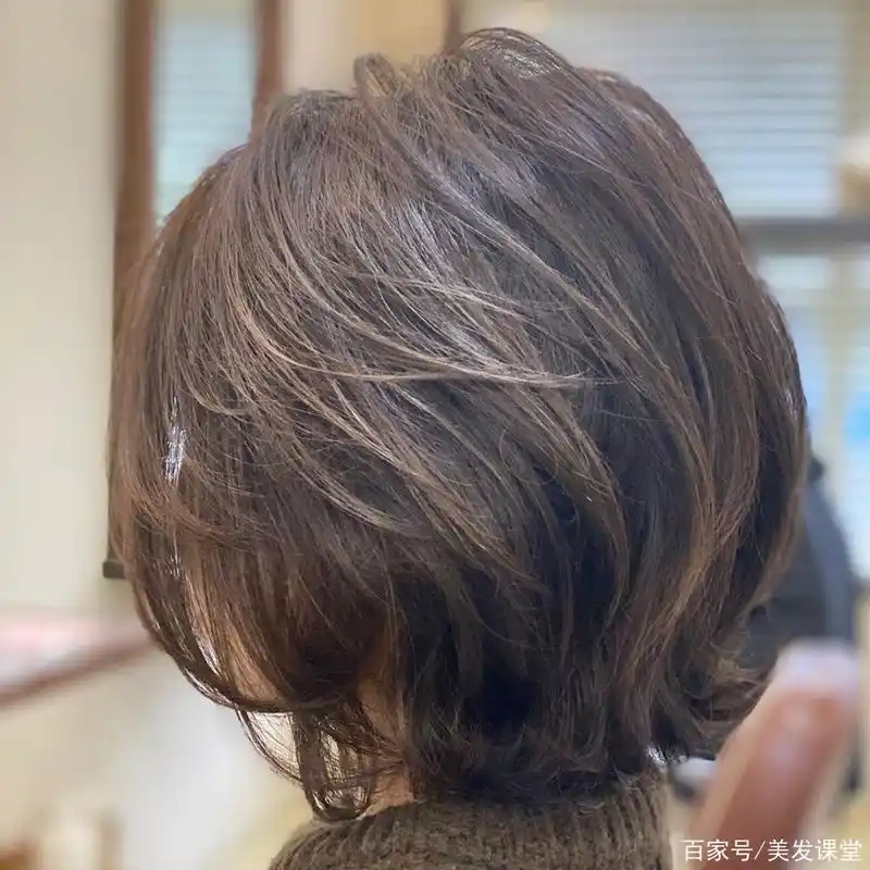 四十岁后剪这样种短发,气质端庄又优雅,减龄显年轻