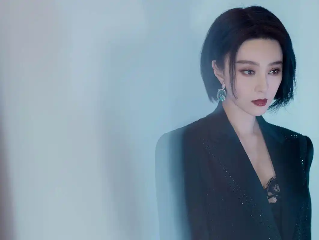 范冰冰湿发拿下开年第三封,剪齐刘海不甜反酷,化烟熏成霸气女王_造型