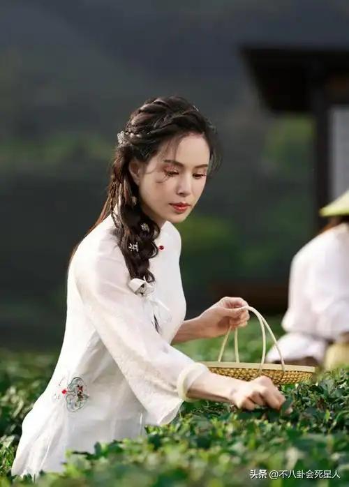 56岁李若彤近照穿露脐装秀马甲线头大身小比例失调