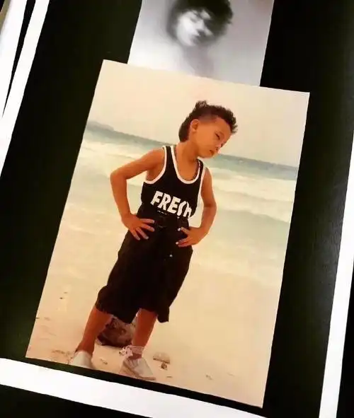 权志龙超话分享一组照片——你没看过的权志龙小时候合集好奶好可爱!