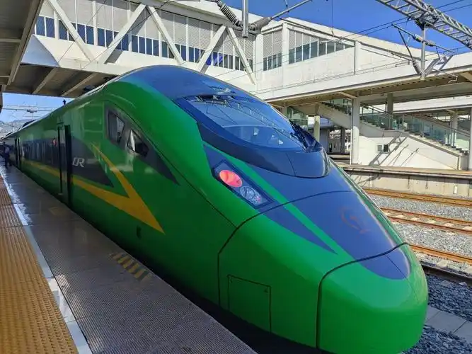 绿色的动车头还挺好看的