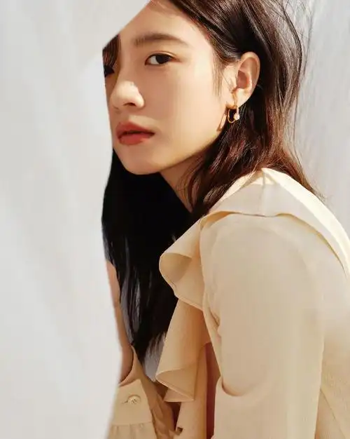 李庚希登上《精品购物指南》最新封面,和"沈墨"告别