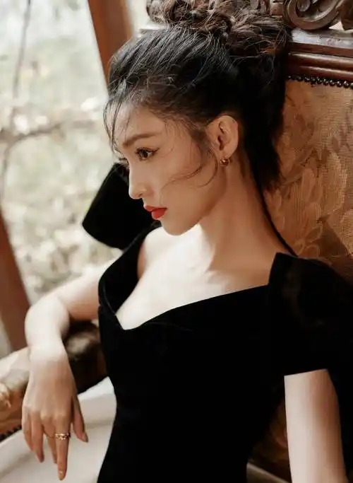 女星李沁时尚写真:窈窕淑女,娇小玲珑