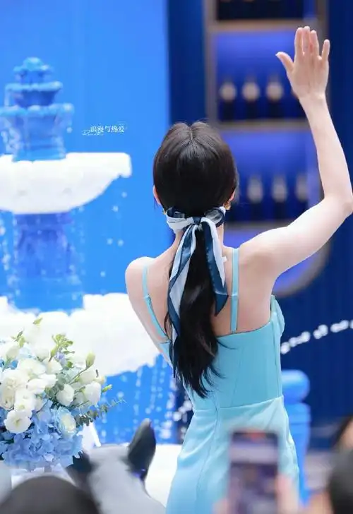 迪丽热巴蓝色丝绸吊带裙##迪丽热巴丝带马尾造型