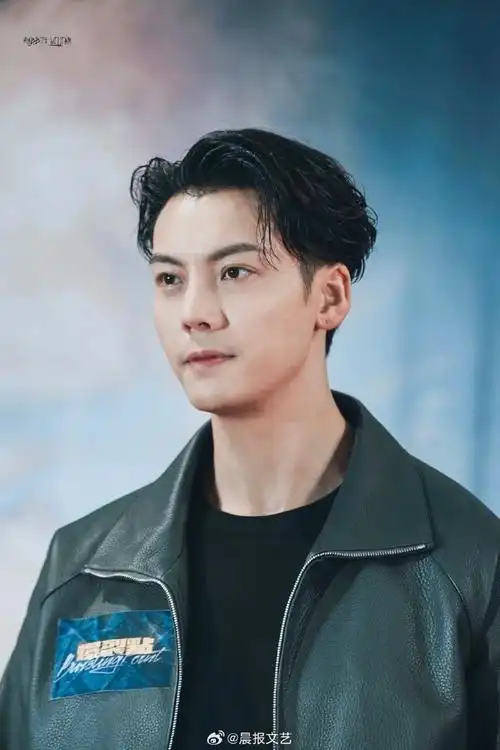 陈伟霆不怕不怕#@william威廉陈伟霆更新一张自拍图,在红色的灯光