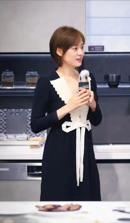 孙俪剪了齐耳短发身着黑色西装出席活动男相十足