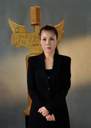 55岁田震隐退7年罕露面国外生活曝光皮肤白皙与之前判若两人