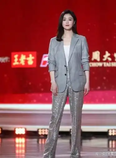 年度盛典这一夜蒋欣气质超绝唐嫣颜值惊艳繁花剧组同框