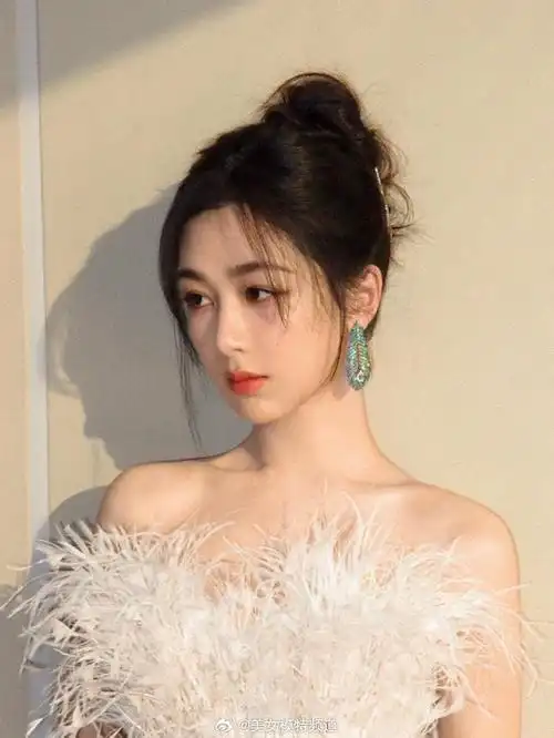 杨紫穿流光羽毛裙温婉动人 后台双手比耶可爱俏皮