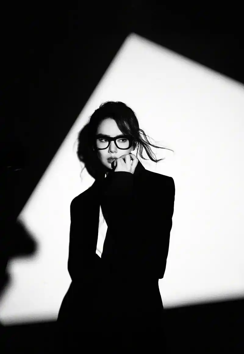 戚薇黑色西装霸气写真