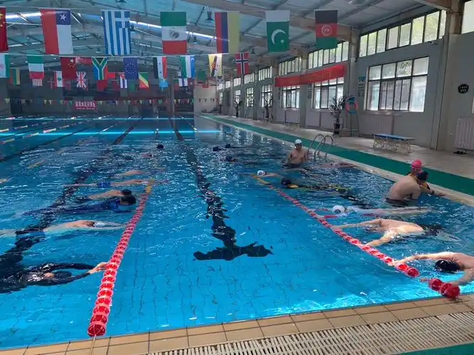 热烈祝贺渭南曙光水域培训在大荔县龙首山游泳馆顺利展开