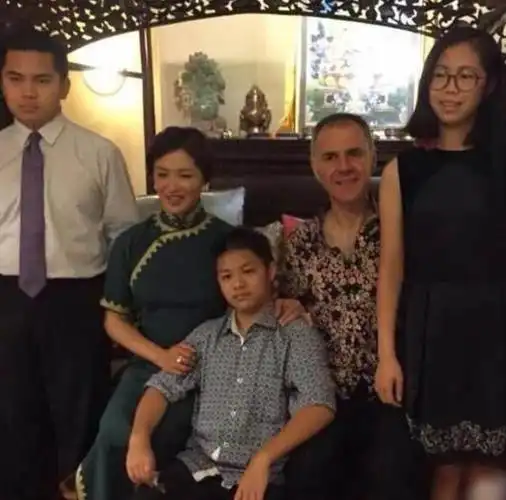 嘟嘟很懵懂地问"那我是从哪里来的",金星坦然地告诉儿子他是领养的