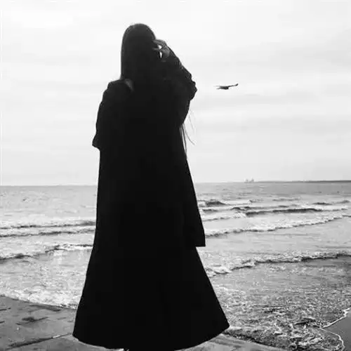 跌跌撞撞满身伤痕的女人伤感美女头像气质高冷黑白