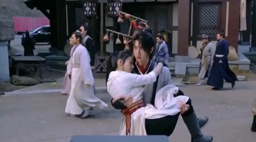 有翡概念特辑赵丽颖吊威亚不用替身被王一博公主抱显娇小