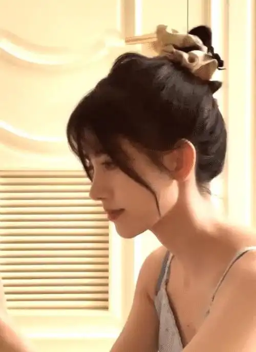 鞠婧祎绑丸子头唱歌,侧脸好好看,颜值又提升了