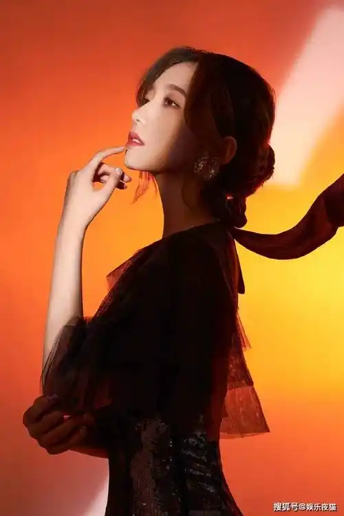 孟美岐一袭荷叶边网纱连衣裙演绎唯美浪漫写真