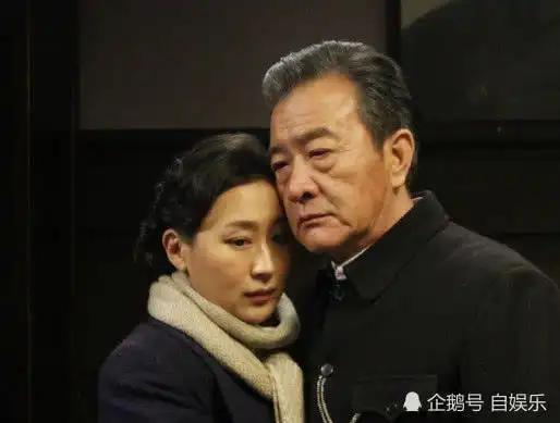 周里京现在的妻子叫做张巍,是个军人,很了解和心疼的丈夫所经历的一切