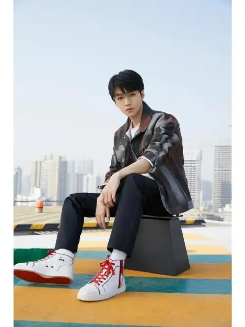tfboys王俊凯  #宝藏男孩王俊凯  #christianlouboutin红底鞋