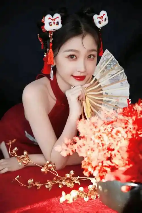 虞书欣化身年画娃娃,甜美可爱诠释传统与现代的完美融合!