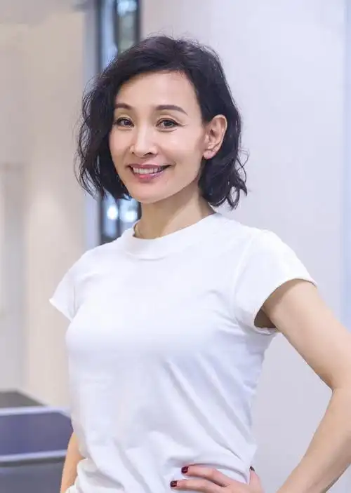 老人短发烫发图片(60岁女人都爱剪短烫卷染红发吗) - 赤虎壹号