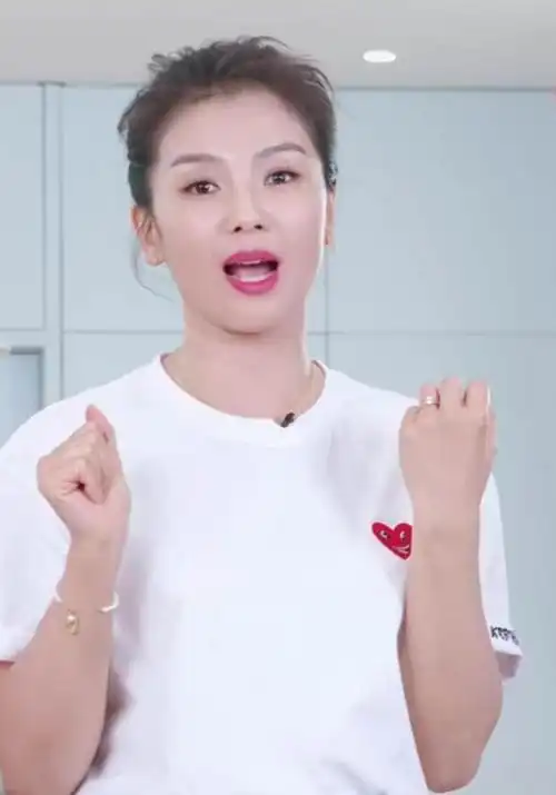 刘涛再次降临直播间,没错,倒立直播来了!