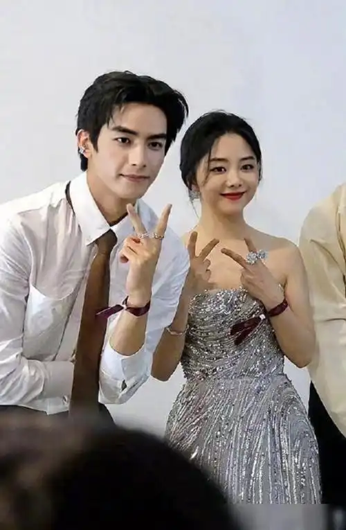 谭松韵与宋威龙同框,再现温情兄妹感,张新成站在旁边像司仪