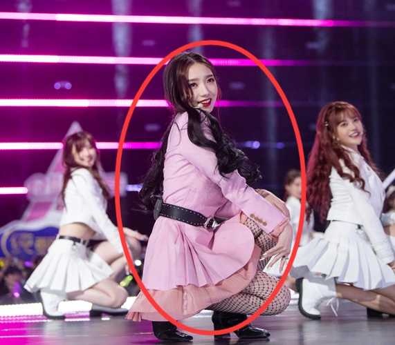 原创孟美岐跟练习生同时跳舞,定点摆pose时,导师水平一目了然