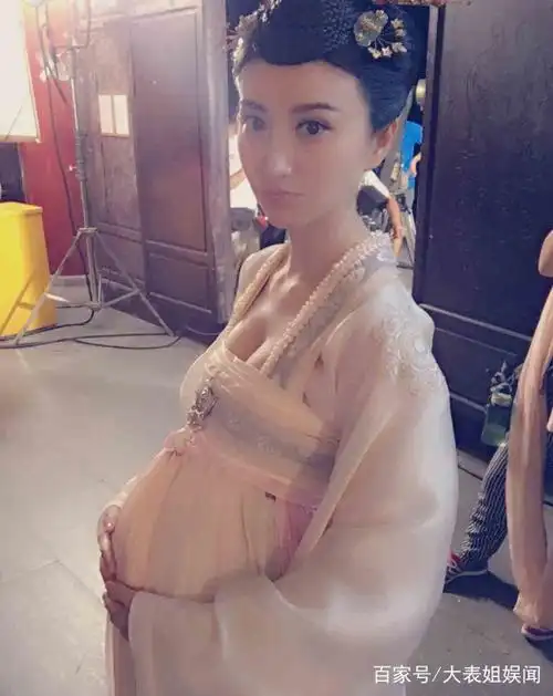 【女明星在剧中的"怀孕"造型,最后一个是真的怀孕了】三:柳岩在剧中的