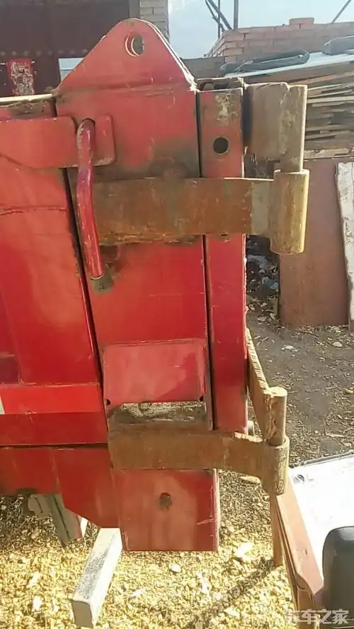 奥驰自卸车后门侧开