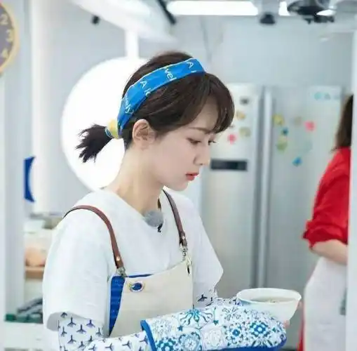 《中餐厅》杨紫出新造型,黑衬衫配格子裤时尚,丝巾绑头发好少女_显得