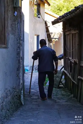 这位老人因为腿部痛风30多年一直不好,自己也就终年赤脚,说是这样感觉