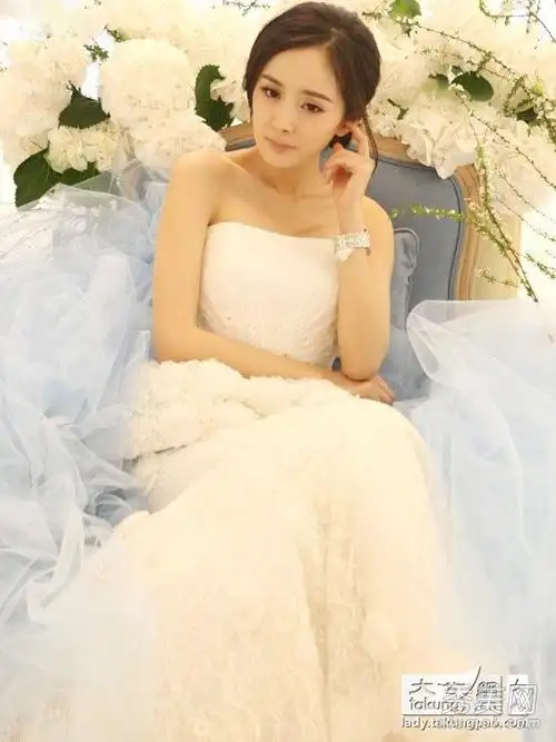 杨幂婚礼前抢拍广告大片 幸福谈求婚过程