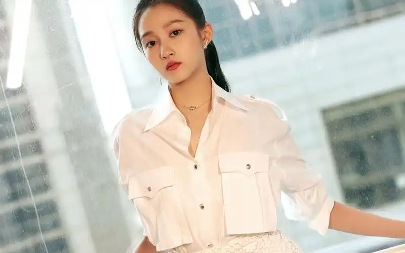 关晓彤纯白甜美写真桌面壁纸