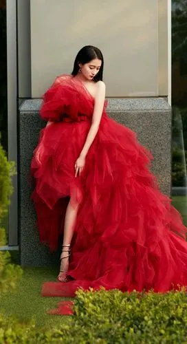 关晓彤美照,身穿红色纱裙如此的美艳动人